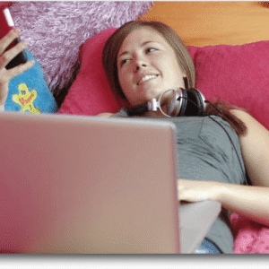 Jeune fille accroc au net