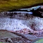 Gravure Rupestre dans un Abri Orné