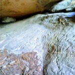 Gravure Rupestre dans un Abri Orné