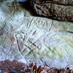 Gravure Rupestre dans un Abri Orné