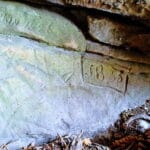 Gravure Rupestre dans un Abri Orné