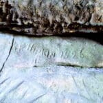 Gravure Rupestre dans un Abri Orné