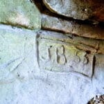 Gravure Rupestre dans un Abri Orné