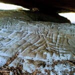 Gravure Rupestre dans un Abri Orné