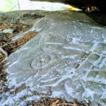 Gravure Rupestre dans un Abri Orné