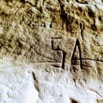 Gravure Rupestre dans un Abri Orné