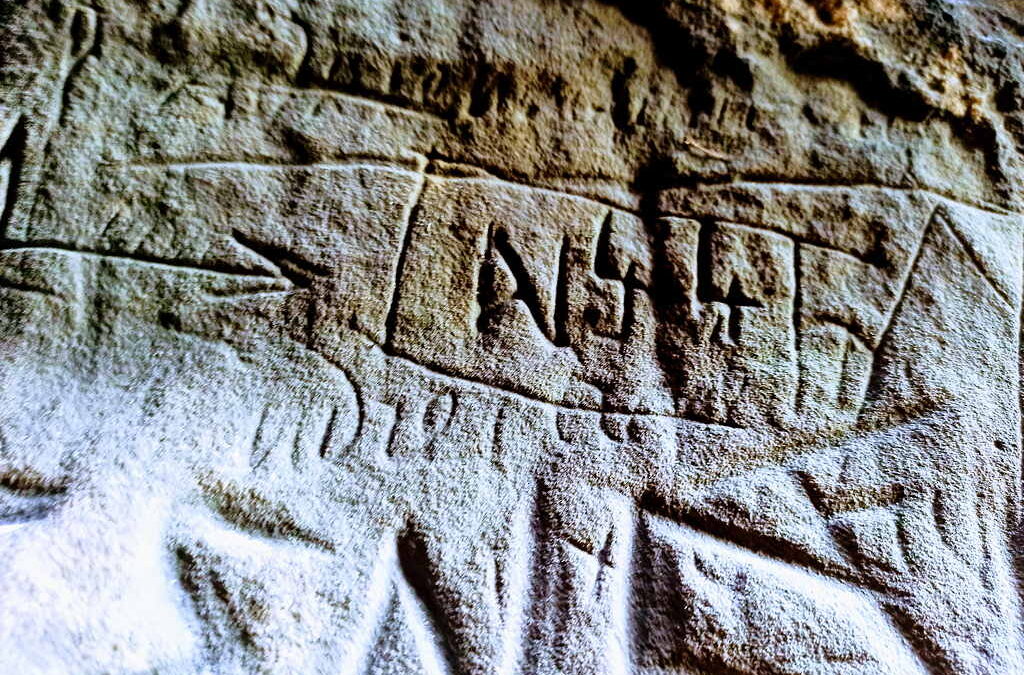 Gravure Rupestre dans un Abri Orné