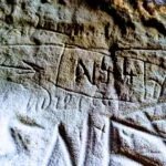 Gravure Rupestre dans un Abri Orné