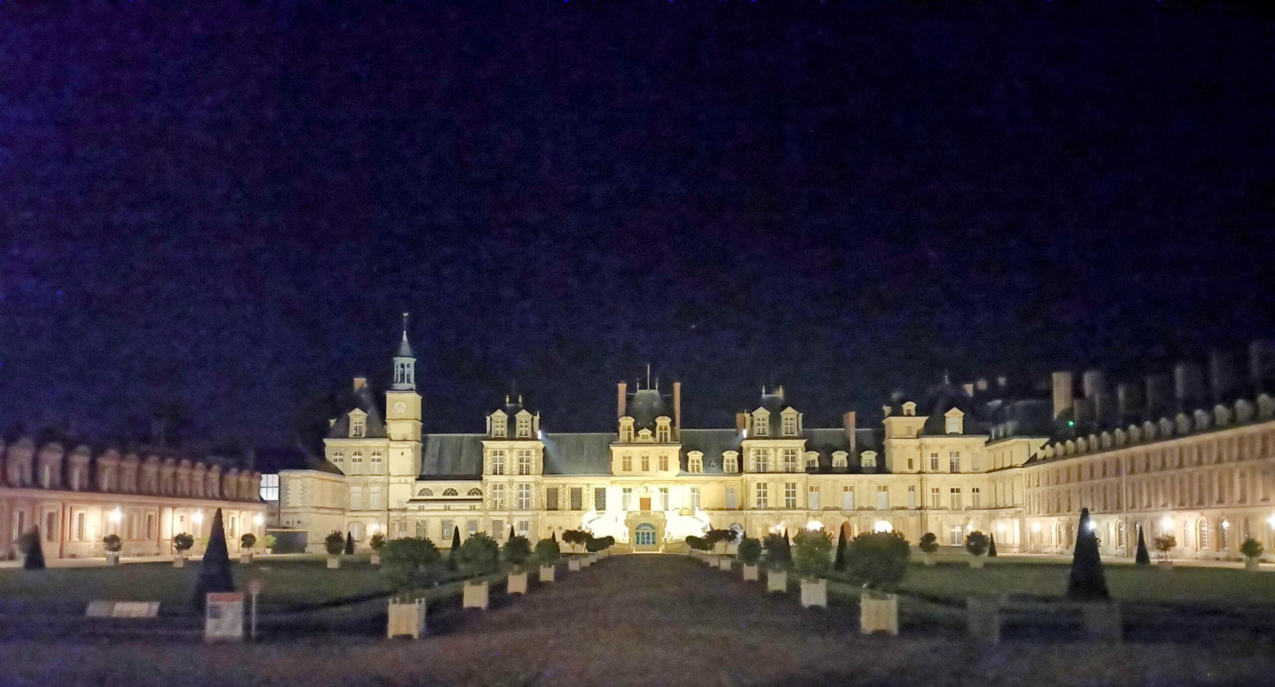 Chateau de Fontainebleau la nuit