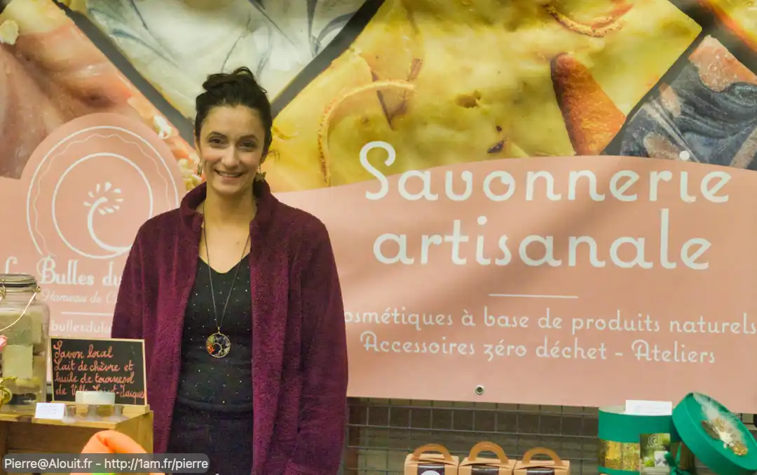 Delphine Bordier sur le stand Bulles de Lunain au marché de Noel de Vulaines-sur-Seine