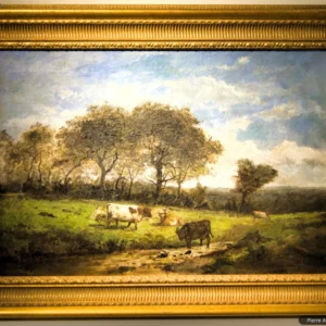 scène champêtre avec un troupeau de vaches paissant dans un pré. Le paysage est dépeint avec un réalisme bucolique, caractéristique de l’école de Barbizon. Les vaches sont réparties dans le champ, avec certaines qui s'approchent d'un point d'eau, évoquant un comportement naturel de ces animaux en pâturage. La scène est baignée dans une lumière douce qui semble provenir d’un ciel partiellement nuageux, avec des ouvertures permettant au soleil de percer et d'illuminer la verdure du champ. Les arbres sont représentés avec une grande attention aux détails de leurs feuillages, avec des variations de vert et de brun qui ajoutent à la sensation de profondeur et de vitalité de la scène. Les ombres projetées sur le sol renforcent la sensation de lumière naturelle et d'espace. Le ciel joue un rôle central dans la composition, avec des nuages qui sont à la fois détaillés et estompés, ce qui donne une impression de mouvement et de grandeur. La perspective est telle que l’œil est invité à voyager au-delà des vaches et des arbres vers les étendues plus lointaines du champ et du ciel.
